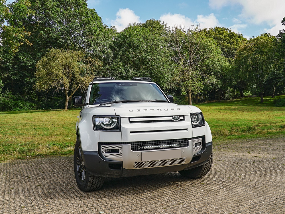 Land Rover Defender (2020+) - Sada pro LINEAR-18 do mřížky nárazníku