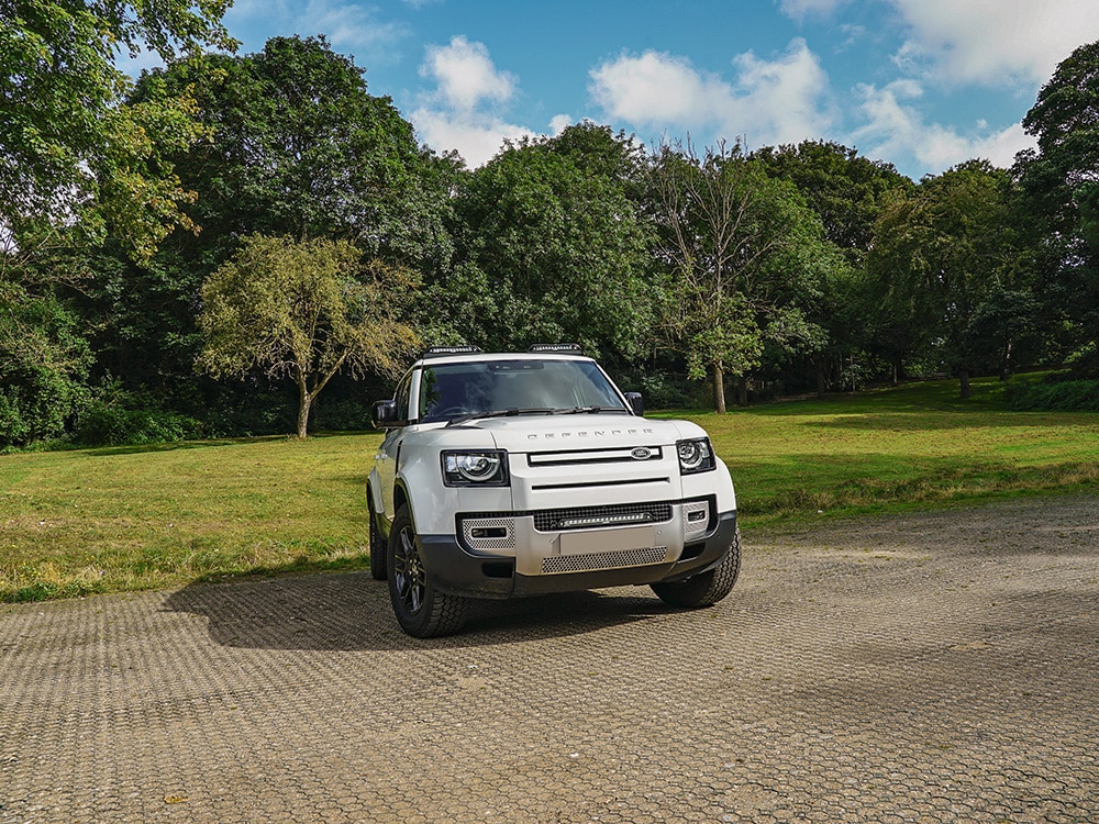 Land Rover Defender (2020+) - Sada pro LINEAR-18 do mřížky nárazníku