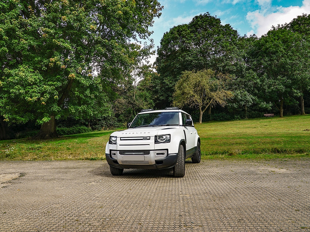 Land Rover Defender (2020+) - Sada pro LINEAR-18 do mřížky nárazníku