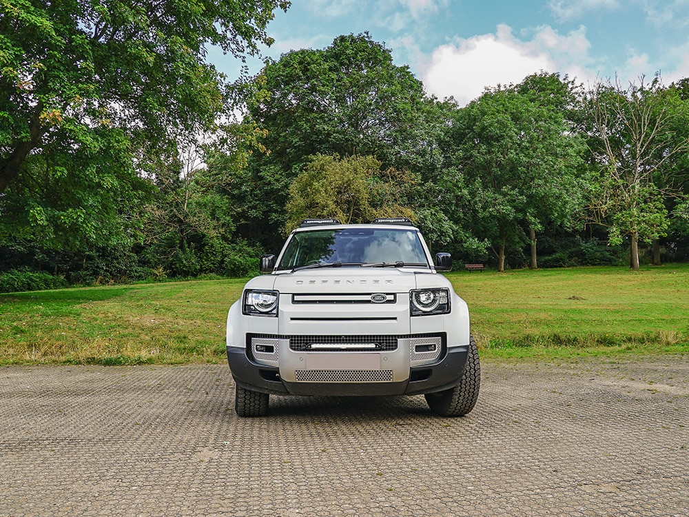 Land Rover Defender (2020+) - Sada pro LINEAR-18 do mřížky nárazníku