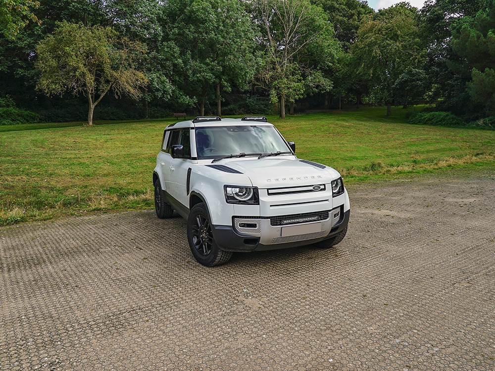 Land Rover Defender (2020+) - Sada pro LINEAR-18 do mřížky nárazníku