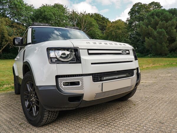Land Rover Defender (2020+) - Sada pro LINEAR-18 do mřížky nárazníku