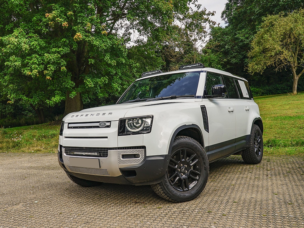 Land Rover Defender (2020+) - Sada pro LINEAR-18 do mřížky nárazníku