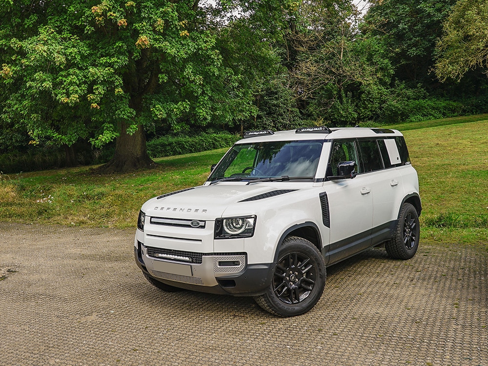 Land Rover Defender (2020+) - Sada pro LINEAR-18 do mřížky nárazníku