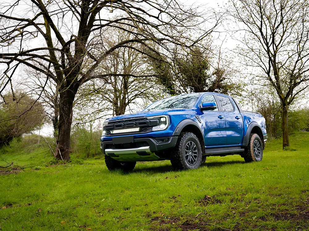Ford Ranger Raptor (2023+) - přídavný světlomet Triple-R 16 do mřížky chladiče