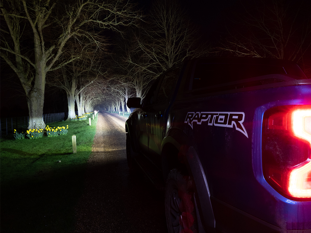 Ford Ranger Raptor (2023+) - přídavné světlomety Triple R 850 do mřížky chladiče