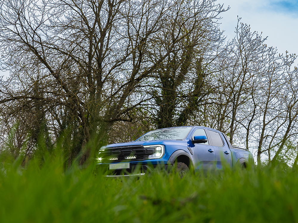 Ford Ranger Raptor (2023+) - přídavné světlomety Triple R 850 do mřížky chladiče