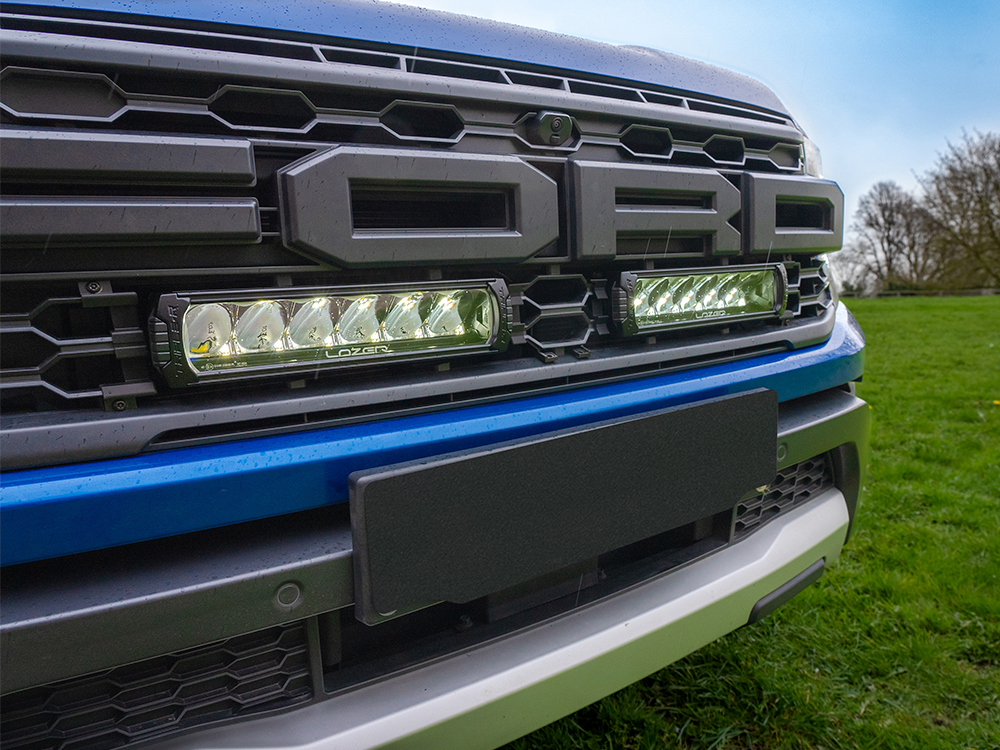 Ford Ranger Raptor (2023+) - přídavné světlomety Triple R 850 do mřížky chladiče