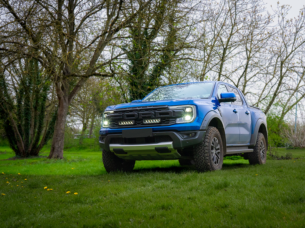 Ford Ranger Raptor (2023+) - přídavné světlomety Triple R 850 do mřížky chladiče