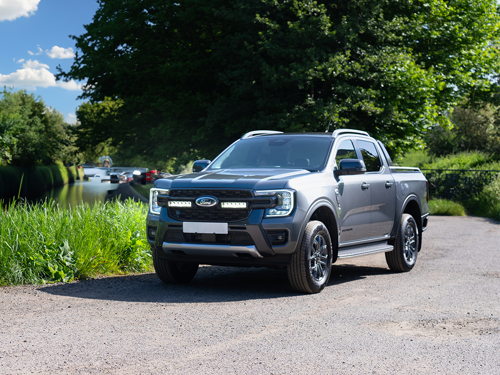 Ranger Wildtrak_Install Images_03_Web Ford Ranger Wildtrak (2023+) - přídavné světlo Triple-R 850 do mřížky chladiče