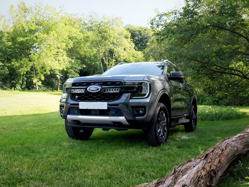 Ford Ranger Wildtrak (2023+) - přídavné světlo Triple-R 850 do mřížky chladiče