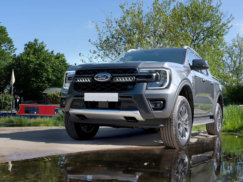 Ford Ranger Wildtrak (2023+) - přídavné světlo Triple-R 850 do mřížky chladiče