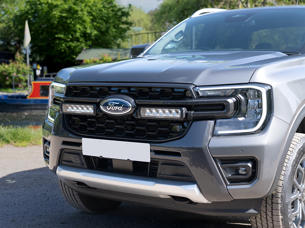 Ford Ranger Wildtrak (2023+) - přídavné světlo Triple-R 850 do mřížky chladiče
