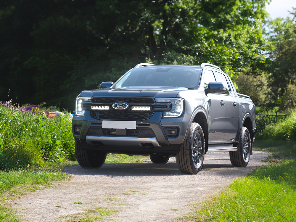 Ford Ranger Wildtrak (2023+) - přídavné světlo Triple-R 850 do mřížky chladiče