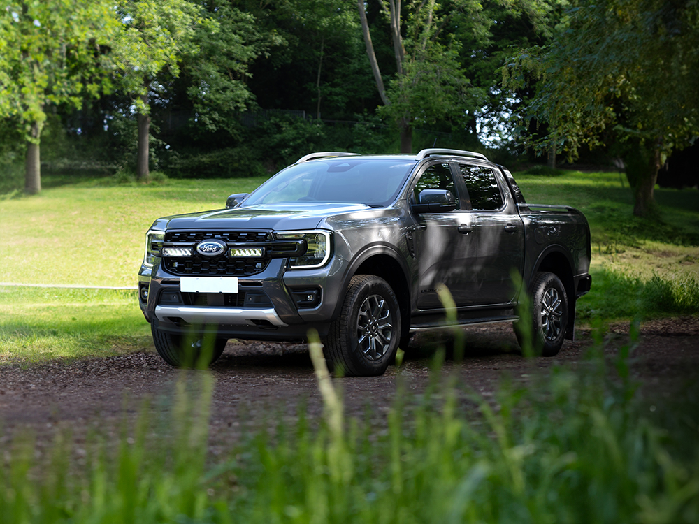 Ford Ranger Wildtrak (2023+) - přídavné světlo Triple-R 850 do mřížky chladiče