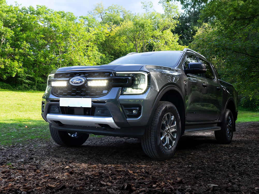 Ford Ranger Wildtrak (2023+) - přídavné světlo Triple-R 850 do mřížky chladiče