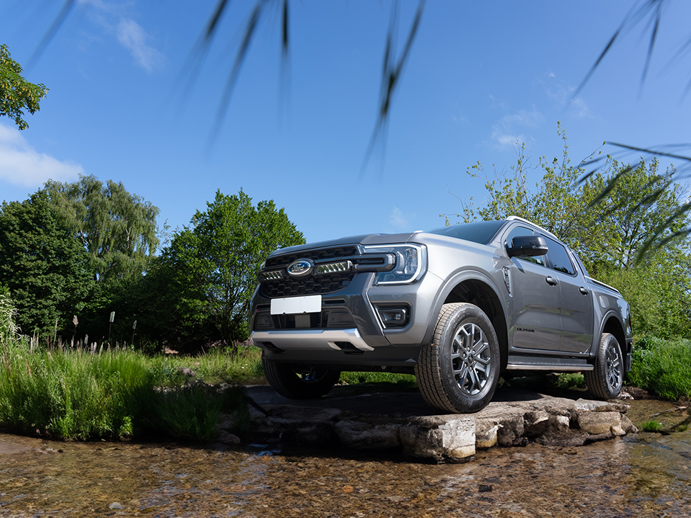 Ford Ranger Wildtrak (2023+) - přídavné světlo Triple-R 850 do mřížky chladiče