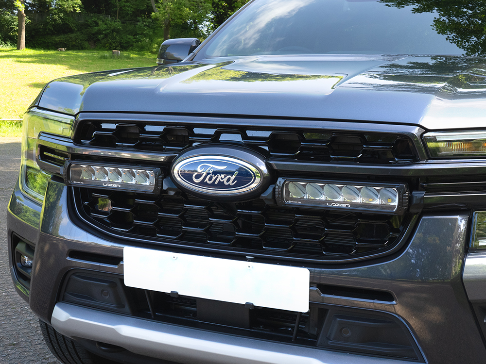 Ford Ranger Wildtrak (2023+) - přídavné světlo Triple-R 850 do mřížky chladiče