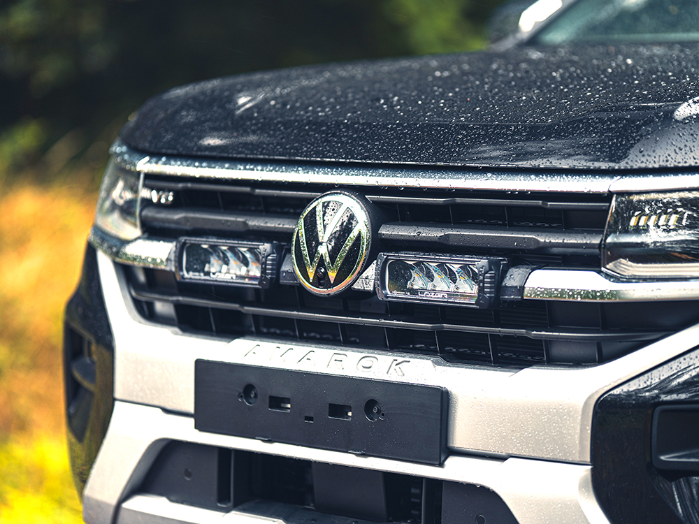 VW AMAROK (2023+) - přídavné světlo Triple-R 750 do mřížky chladiče