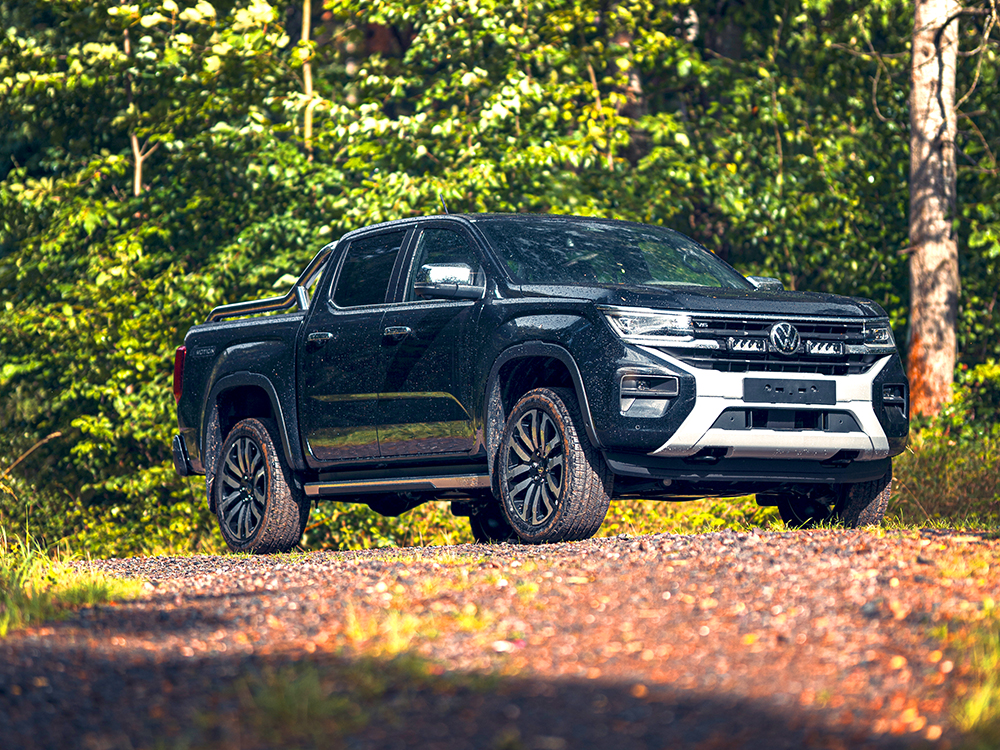 VW AMAROK (2023+) - přídavné světlo Triple-R 750 do mřížky chladiče