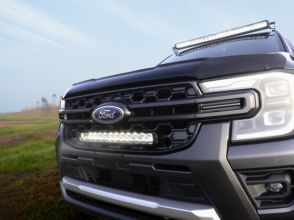 Wildtrak_Triple-R 1250 Elite+ & 24 Elite+_Edit_06_Web Přídavné světlo do mřížky chladiče Ford Ranger Wildtrak (2023+)