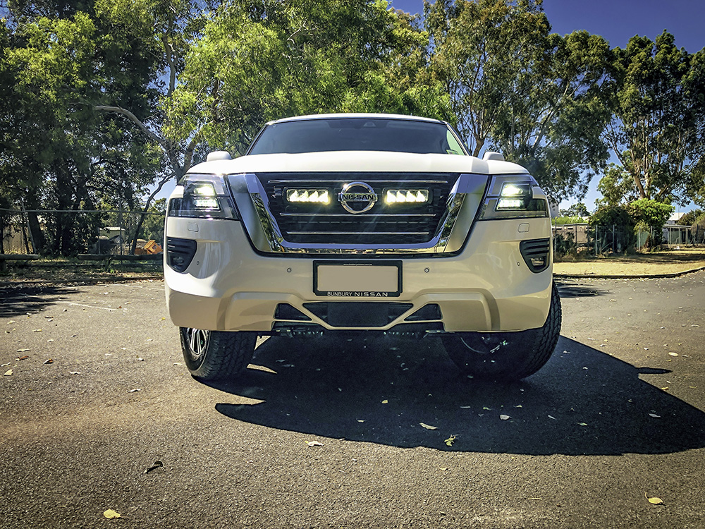 Nissan Patrol Y62 (5. řada) - Triple-R 750 do mřížky chladiče