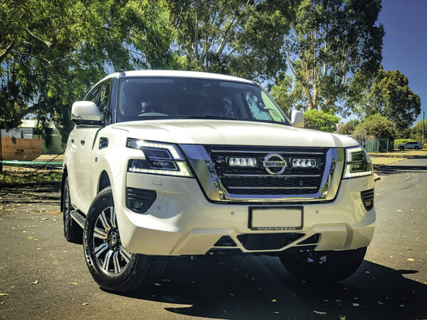 Nissan Patrol Y62 (5. řada) - Triple-R 750 do mřížky chladiče