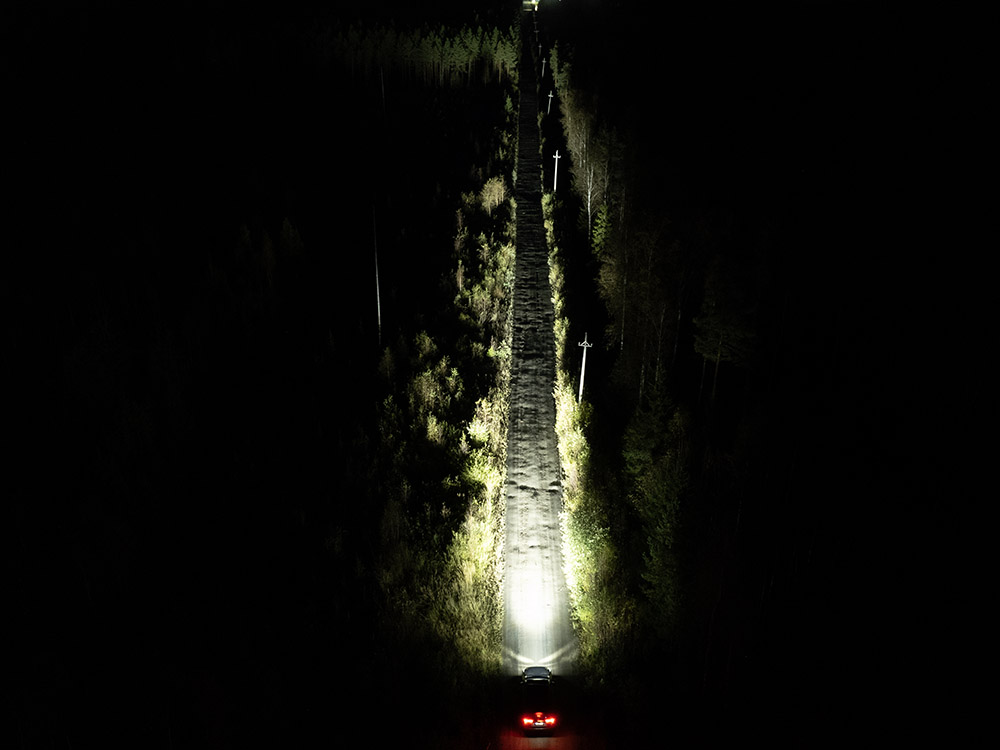 Vozidlo s LED rampou Lazer Glide při jízdě za tmy