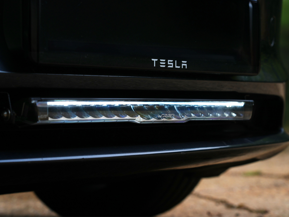 Elektromobil Tesla vybavený LED rampou Lazer Glide
