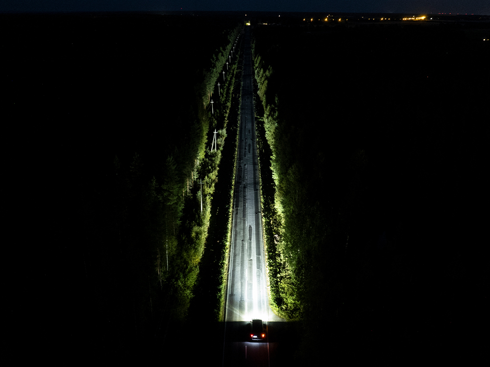 Noční záběr vozidla s přídavnými LED světlomety Lazer Lamps
